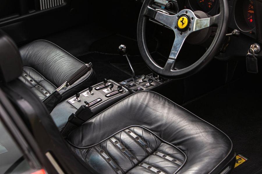 Интерьер Ferrari 512 BB (21725) 1977 года  (UK) (фото 8 из 28)